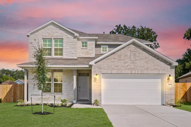 a view of a yard in front of a house with plants