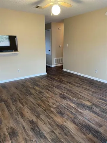 $925 | 139 Elm Drive, Unit 206, Lockhart, TX 78644