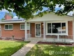 a view of front of a house with a yard