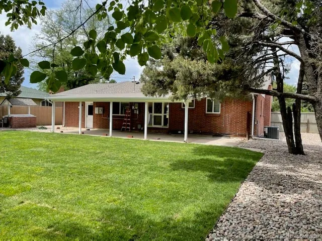 a view of a backyard