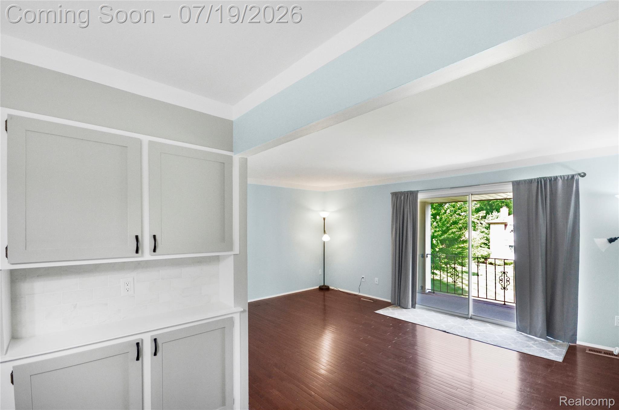 29257 Hayes Road, Unit 7 Warren, MI 48088 - Photo 9 of 22 6 Living Room.jpg
