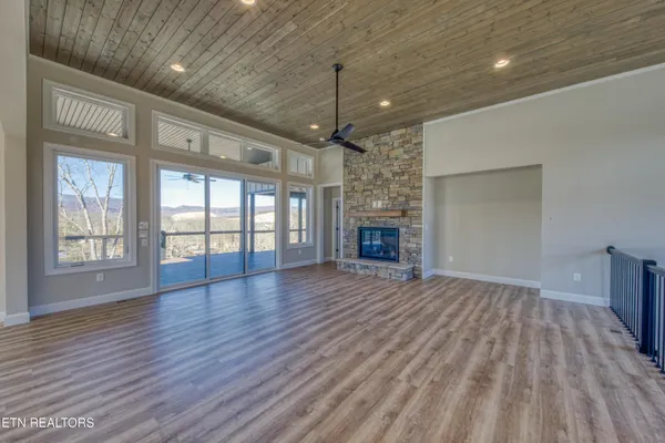 $1,395,900 | 300 Bluff Trace, Jacksboro, TN 37757