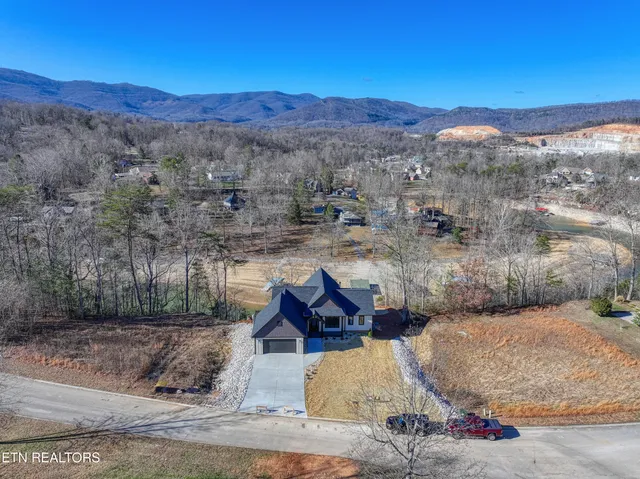$1,395,900 | 300 Bluff Trace, Jacksboro, TN 37757