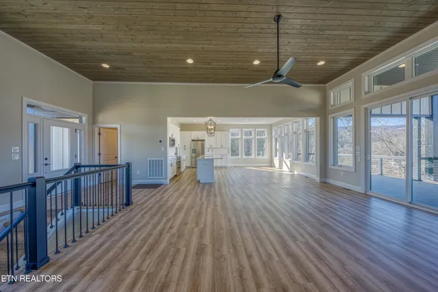 $1,395,900 | 300 Bluff Trace, Jacksboro, TN 37757