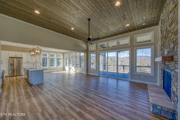 $1,395,900 | 300 Bluff Trace, Jacksboro, TN 37757