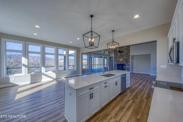 $1,395,900 | 300 Bluff Trace, Jacksboro, TN 37757