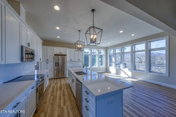 $1,395,900 | 300 Bluff Trace, Jacksboro, TN 37757