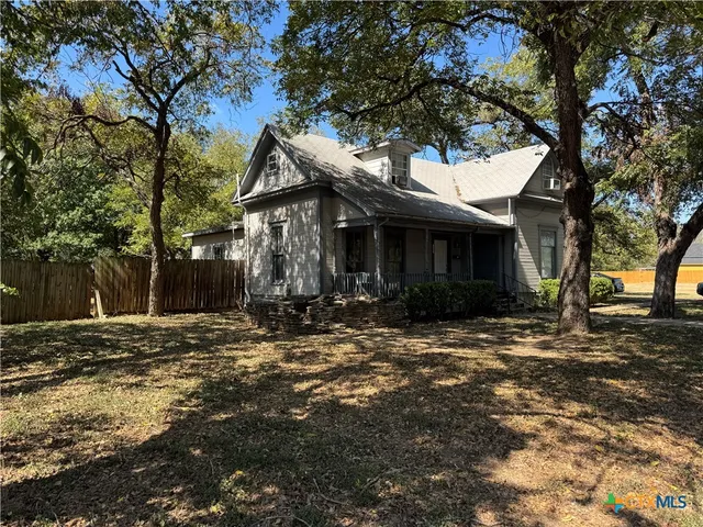 a view of a house with yard and tree s