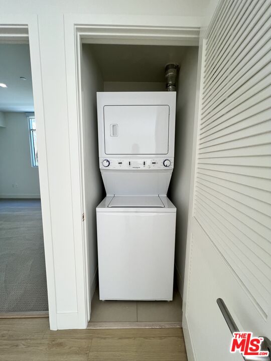 11715 Bellagio Road, Unit 104 Los Angeles, CA 90049 - Photo 18 of 26 a utility room with dryer and washer