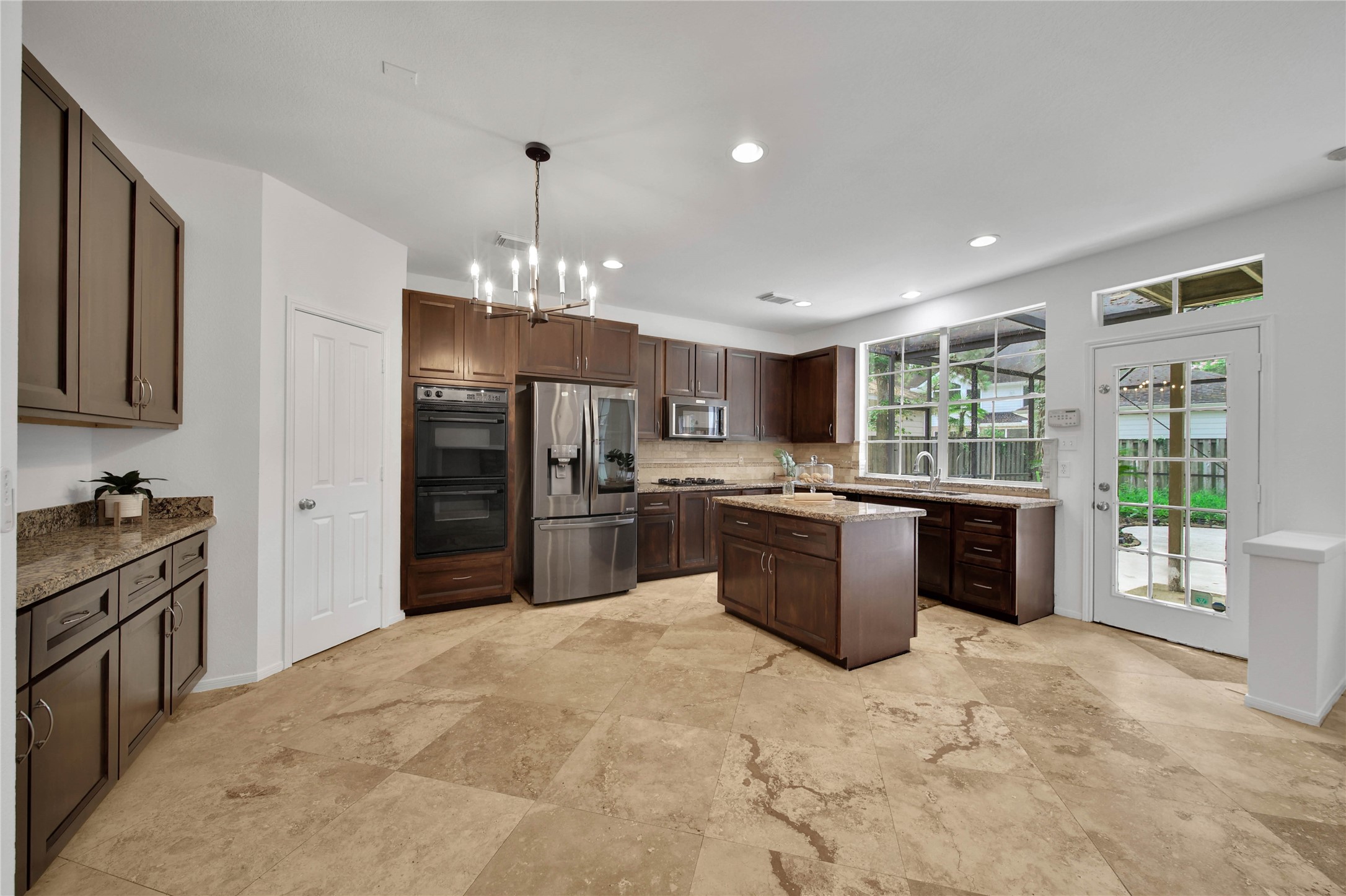 7 Churchdale Place Spring, TX 77382 - Photo 13 of 40 Kitchen
