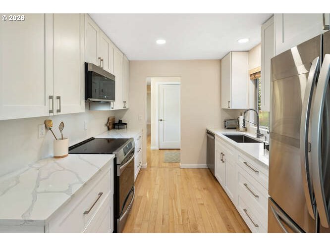 2738 Southwest Moss Street Portland, OR 97219 - Photo 11 of 46
