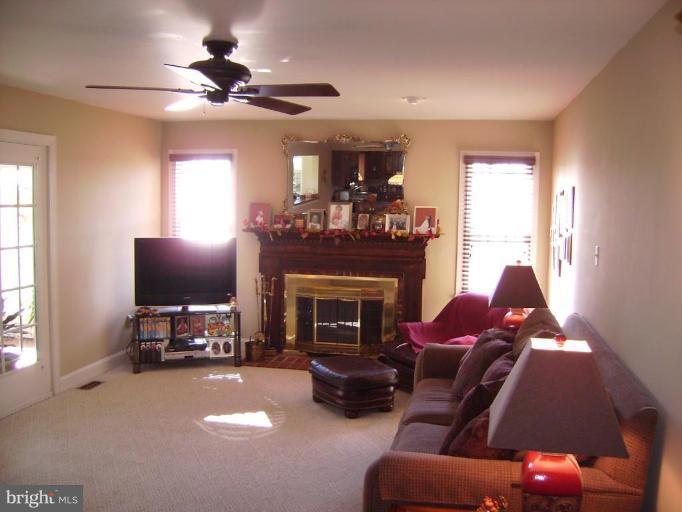 33 Rockland Road Westminster, MD 21158 - Photo 6 of 20 Family Room