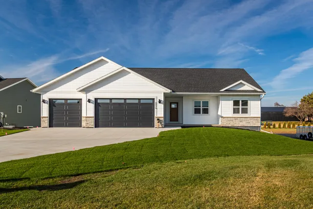 $579,900 | 2214 Sierra Avenue, Holmen, WI 54636
