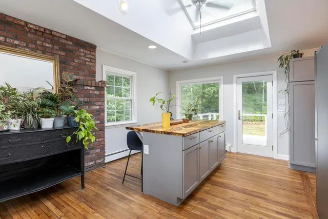 $500,000 | 270 Harpswell Neck Road, Harpswell, ME 04079