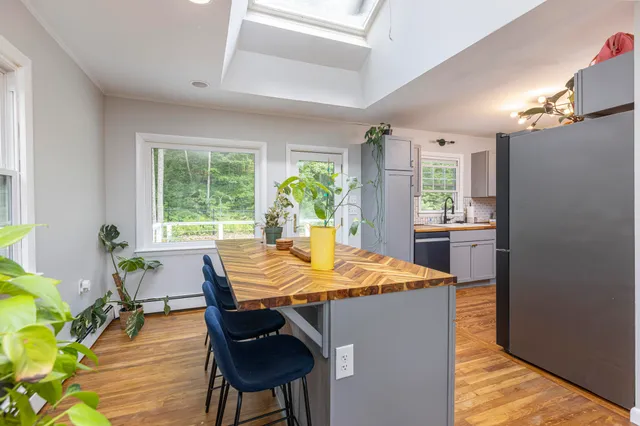 $500,000 | 270 Harpswell Neck Road, Harpswell, ME 04079