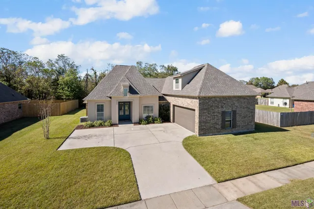 $365,000 | 7119 Lakecrest Drive, Zachary, LA 70791