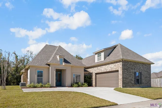 $365,000 | 7119 Lakecrest Drive, Zachary, LA 70791