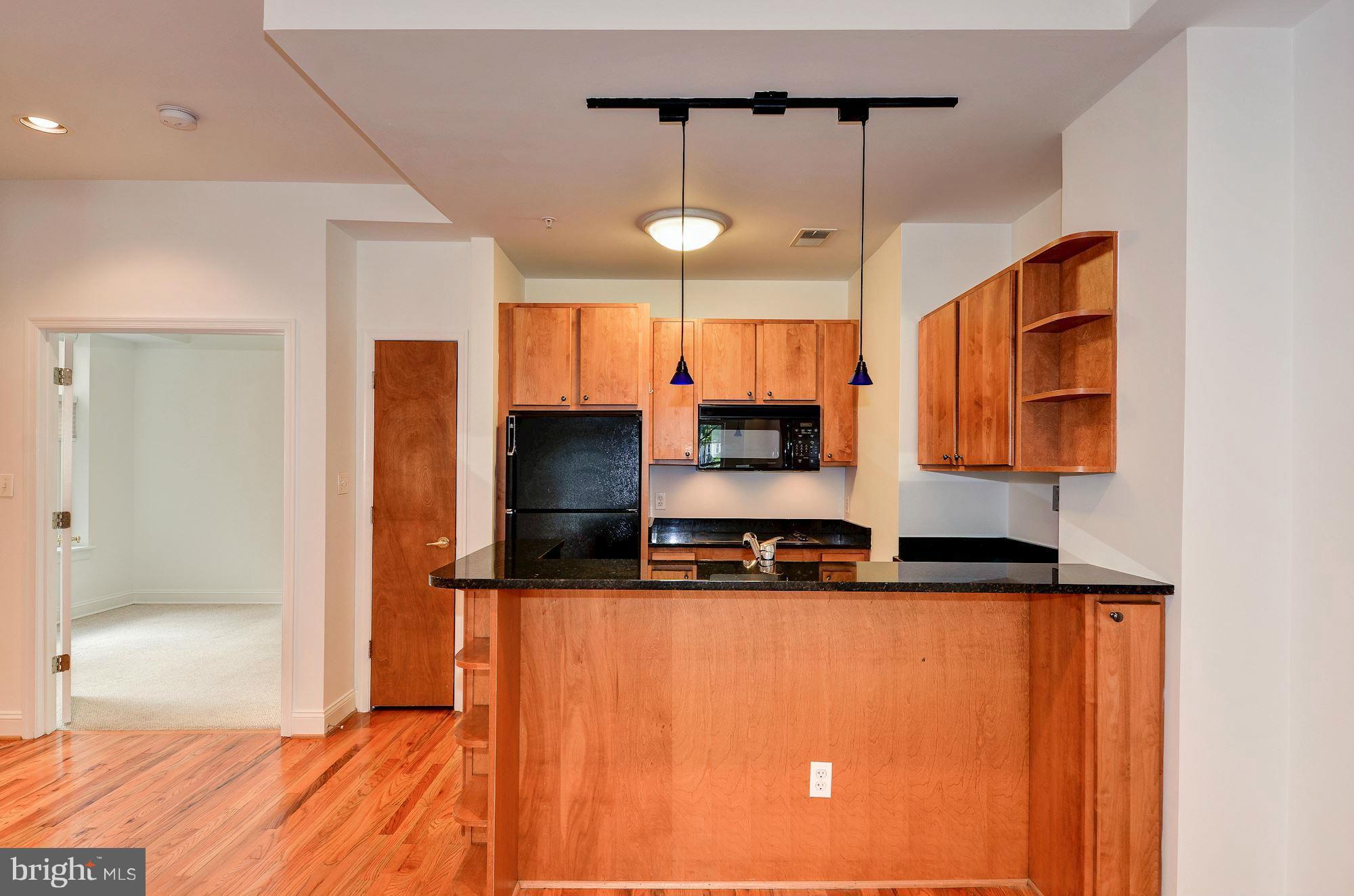 2801 Connecticut Avenue Northwest, Unit 4 Washington, DC 20008 - Photo 7 of 19 Kitchen with Breakfast Bar