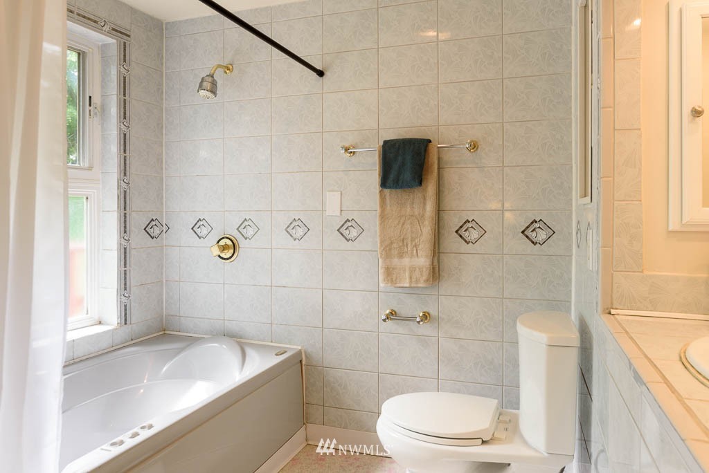 10509 Rustic Road South Seattle, WA 98178 - Photo 13 of 25