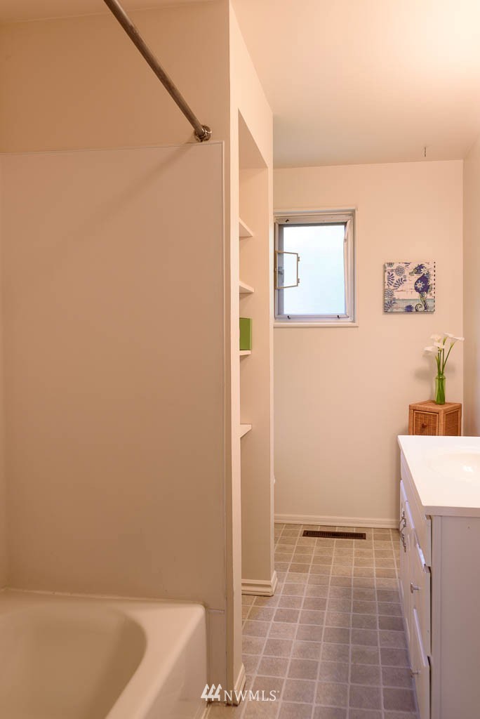 10509 Rustic Road South Seattle, WA 98178 - Photo 16 of 25
