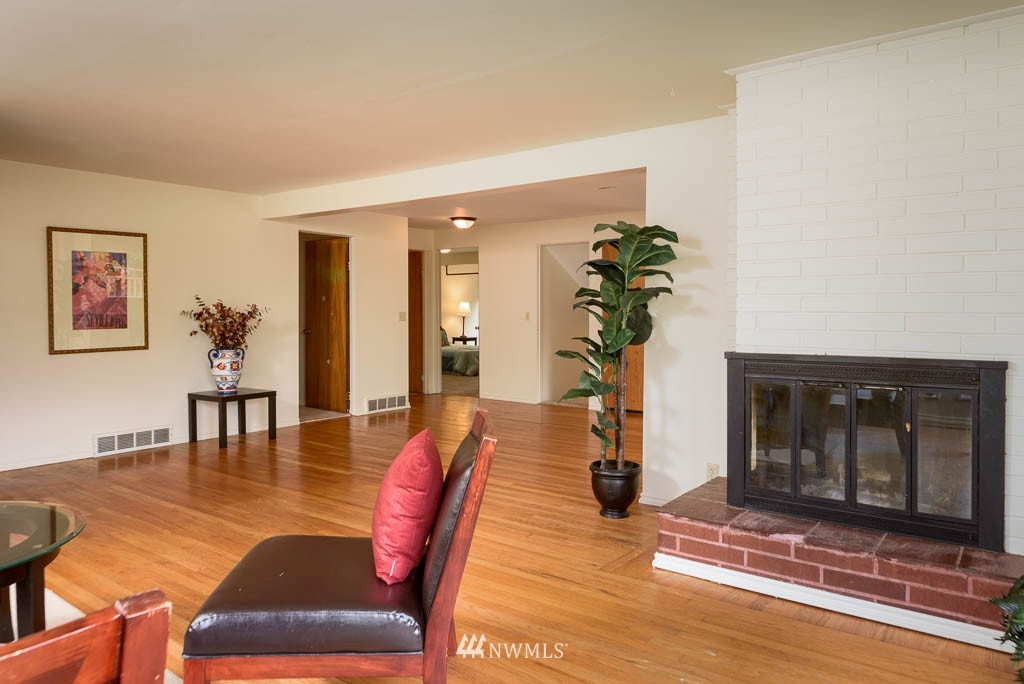 10509 Rustic Road South Seattle, WA 98178 - Photo 5 of 25