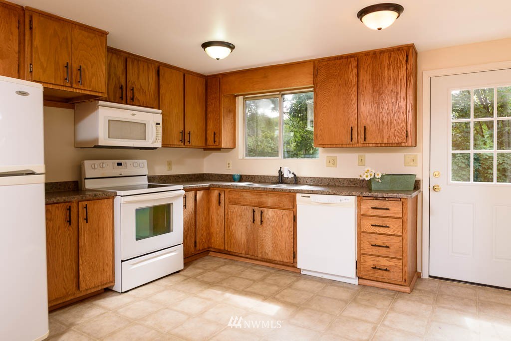 10509 Rustic Road South Seattle, WA 98178 - Photo 8 of 25