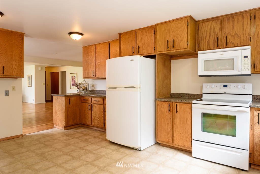 10509 Rustic Road South Seattle, WA 98178 - Photo 9 of 25