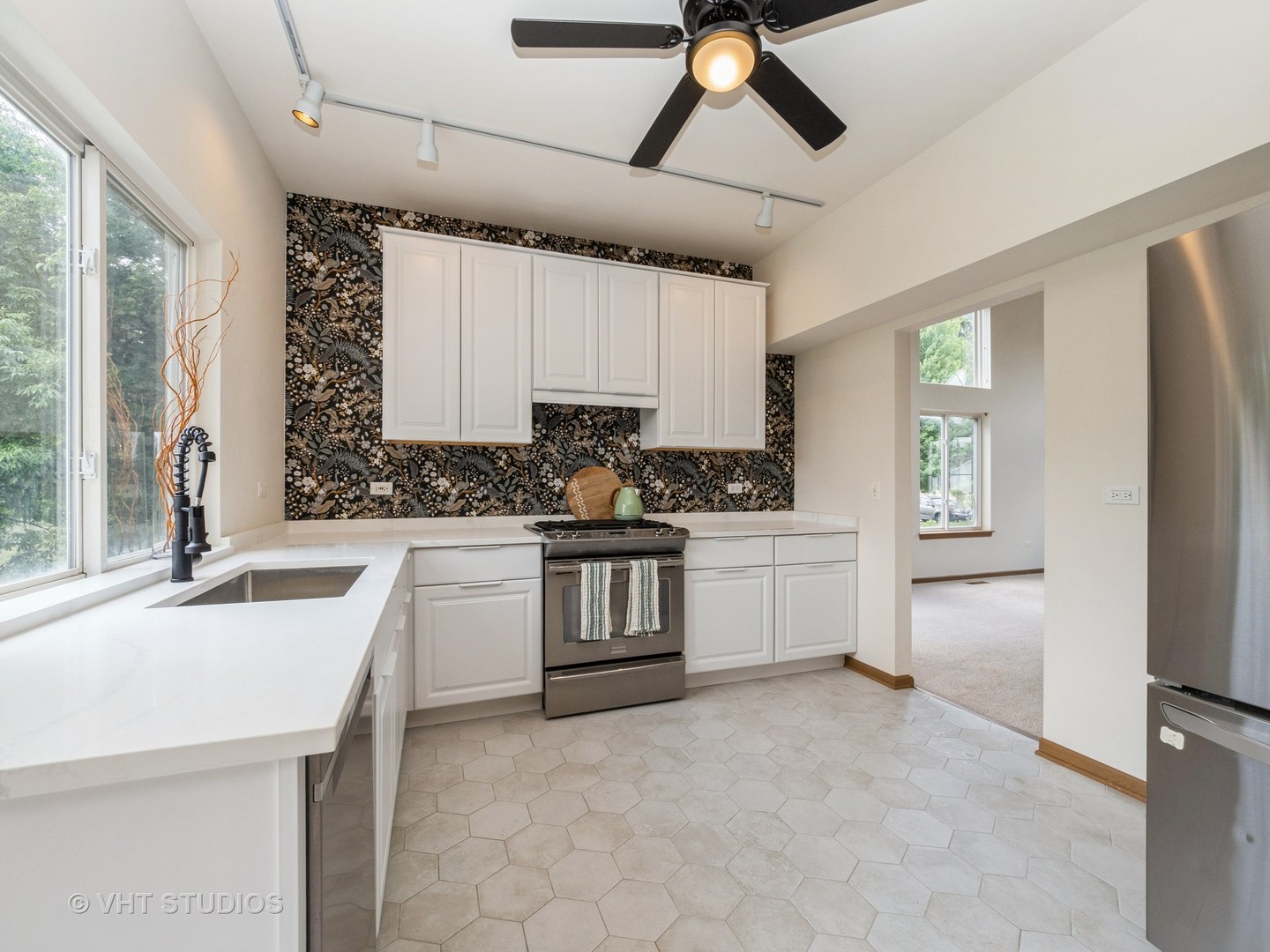 134 South Hankes Road Aurora, IL 60506 - Photo 8 of 31 Gallery Image 8