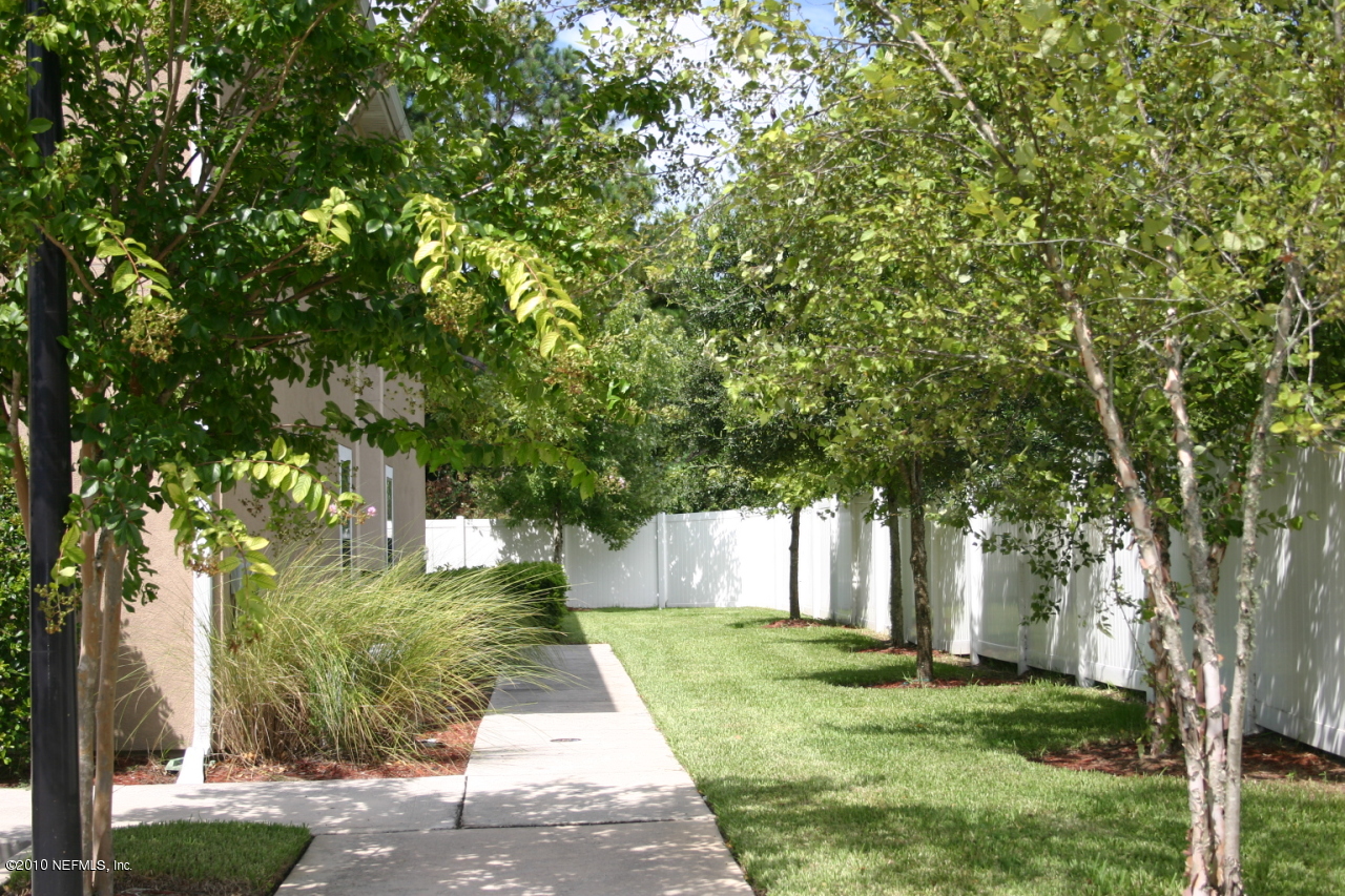 7920 Merrill Road, Unit 1002 Jacksonville, FL 32277 - Photo 4 of 18 a backyard of a house with lots of green space
