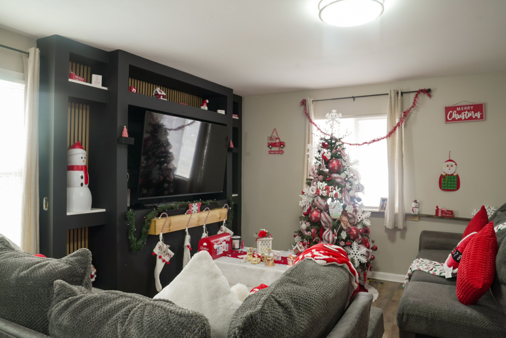15315 Cherry Lane Markham, IL 60428 - Photo 11 of 34 a living room with furniture and flowers