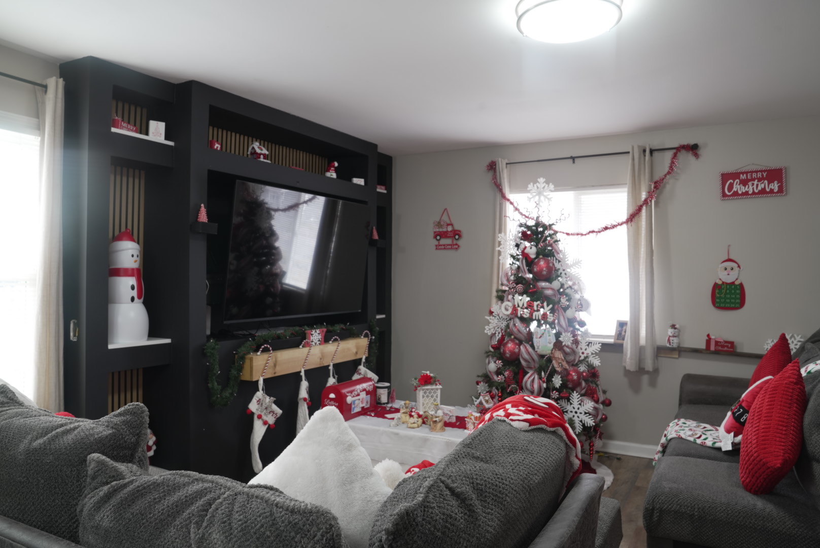 15315 Cherry Lane Markham, IL 60428 - Photo 12 of 34 a living room with furniture and a flat screen tv