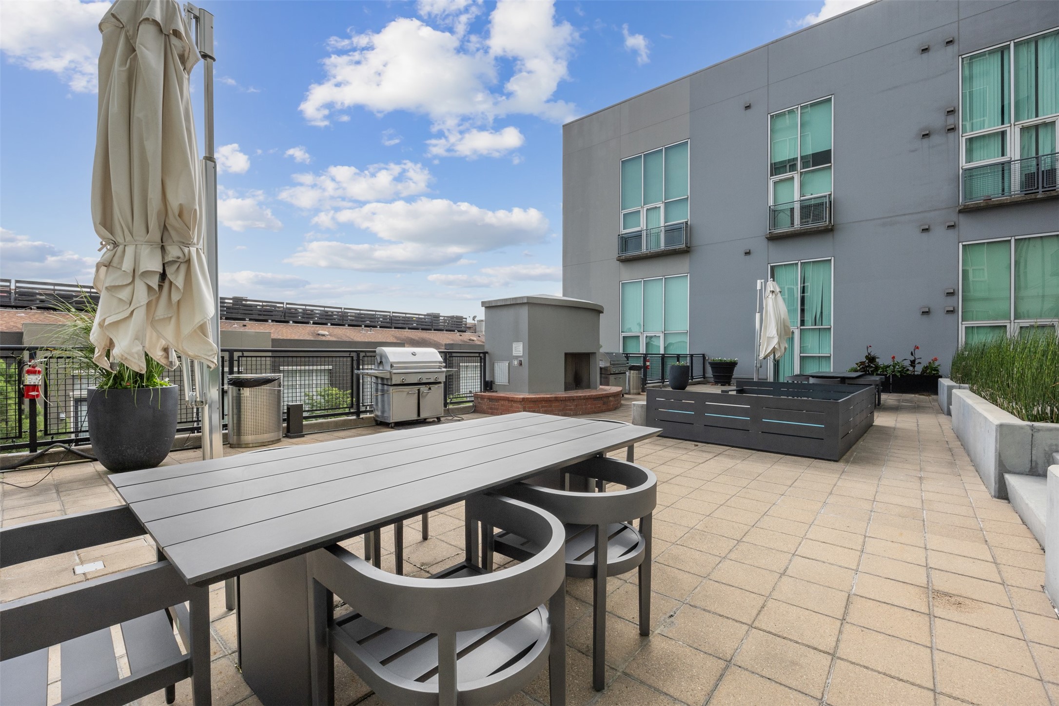 2000 Bagby Street, Unit 7414 Houston, TX 77002 - Photo 24 of 26 a view of a patio with table and chairs