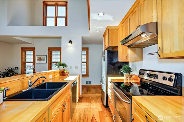 a kitchen that has a lot of cabinets in it