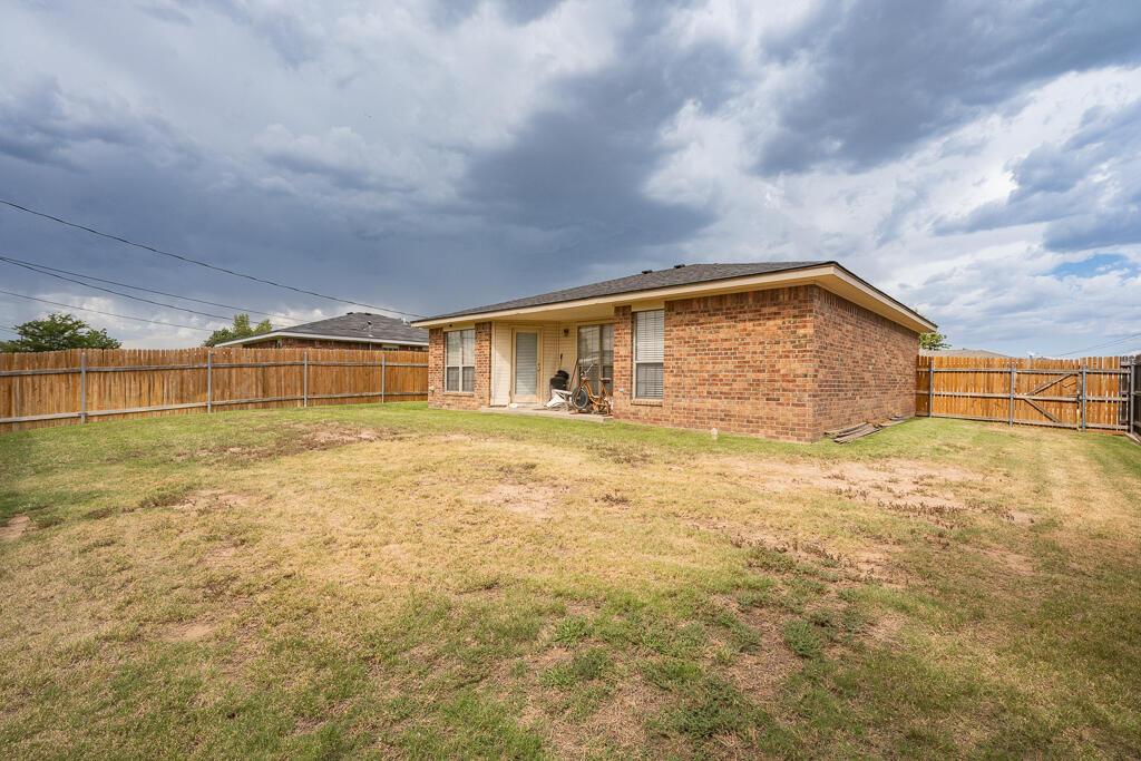 5236 Capulin Lane Amarillo, TX 79110 - Photo 24 of 24 a front view of house with yard