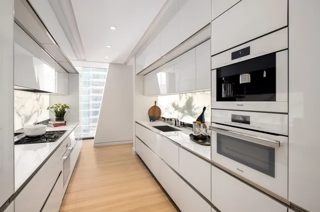 $5,600,000 | 53 West 53rd Street, Unit 20D | Midtown Central