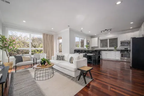 $399,000 | 4648 North Winthrop Avenue, Unit 2A, Chicago, IL 60640