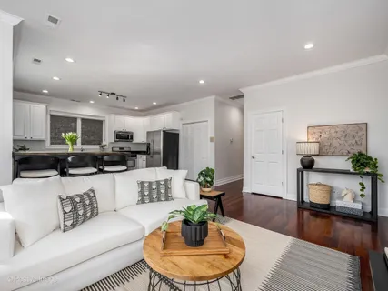 $399,000 | 4648 North Winthrop Avenue, Unit 2A, Chicago, IL 60640