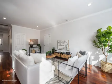 $399,000 | 4648 North Winthrop Avenue, Unit 2A, Chicago, IL 60640