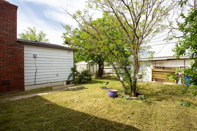 a view of a house with a yard and plants
