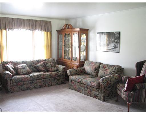 612 Mt Jackson Road New Castle, PA 16102 - Photo 3 of 7 Living Room.