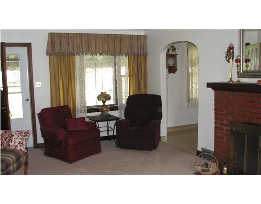612 Mt Jackson Road New Castle, PA 16102 - Photo 4 of 7 Living Room.