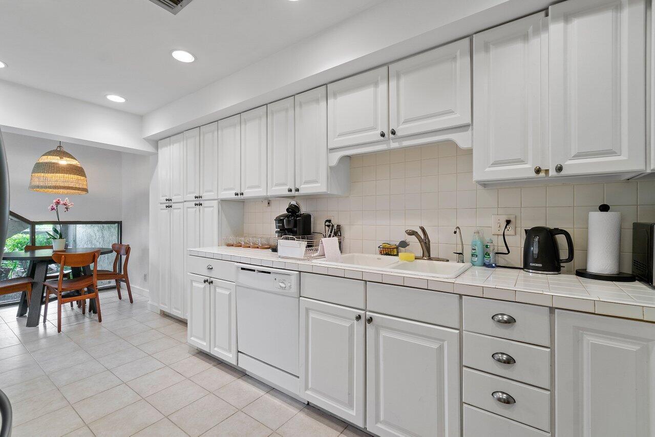 13329 Polo Club Road, Unit 106 Wellington, FL 33414 - Photo 9 of 47 Kitchen with seating area