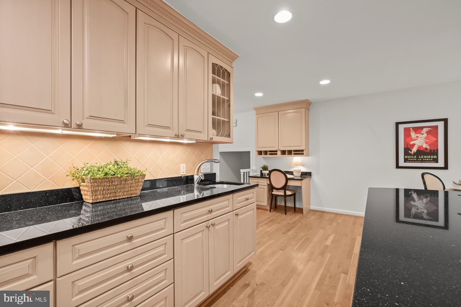 6218 Redwing Road Bethesda, MD 20817 - Photo 13 of 36 Kitchen Desk