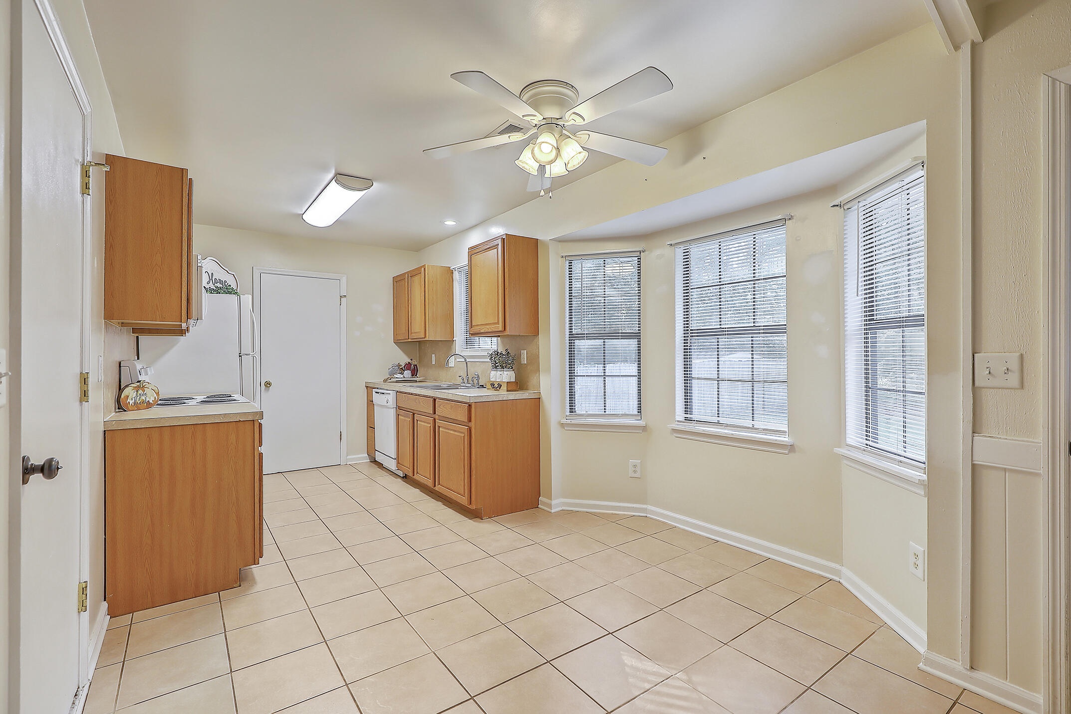 458 Fox Hunt Road Goose Creek, SC 29445 - Photo 8 of 31 Kitchen/Dining