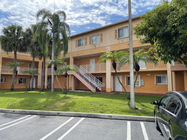$2,400 | 6225 Southwest Kendale Lakes Circle, Unit 258, Miami, FL 33183