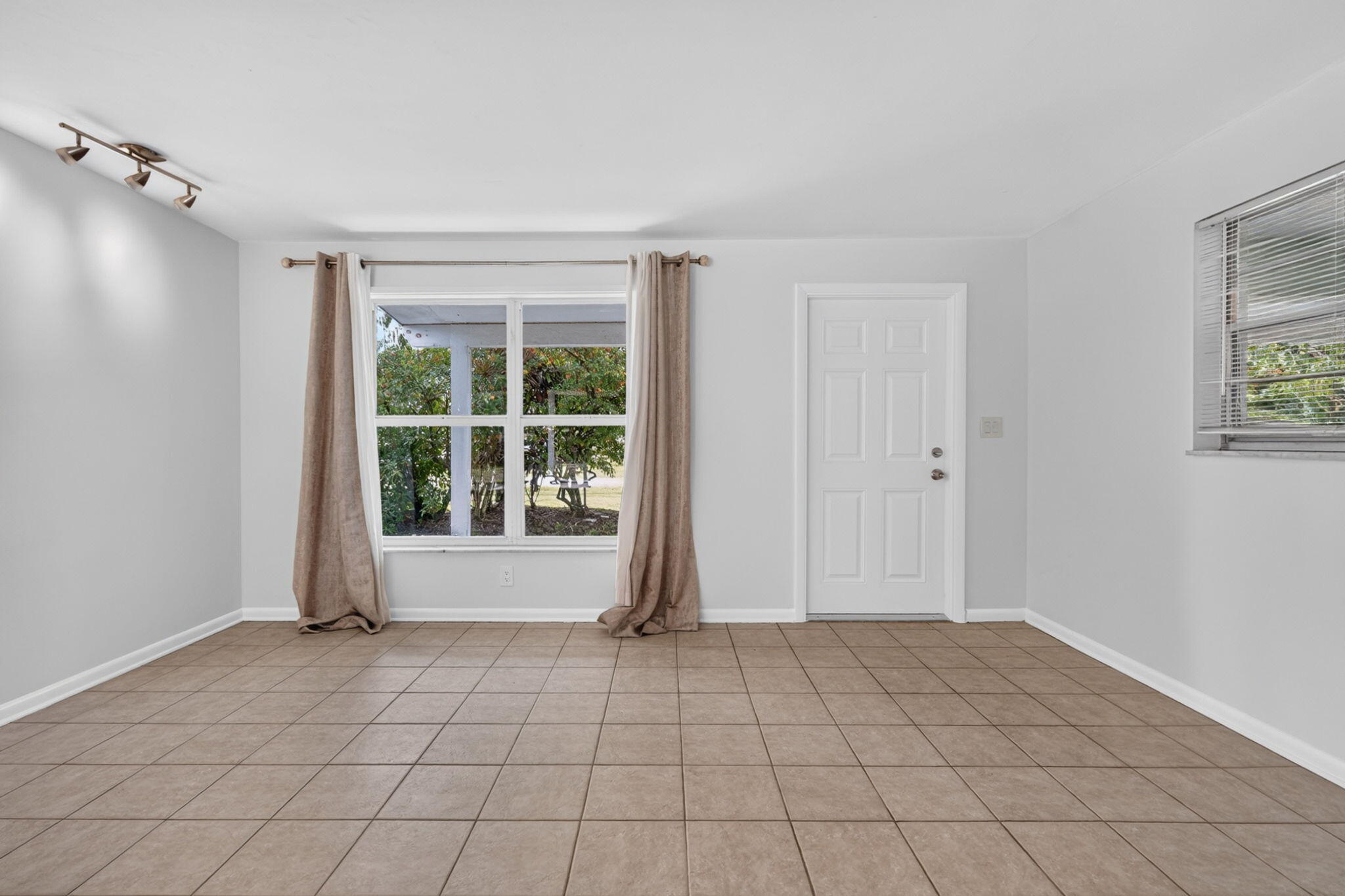 101 East Beverly Road Jupiter, FL 33469 - Photo 9 of 42 .
