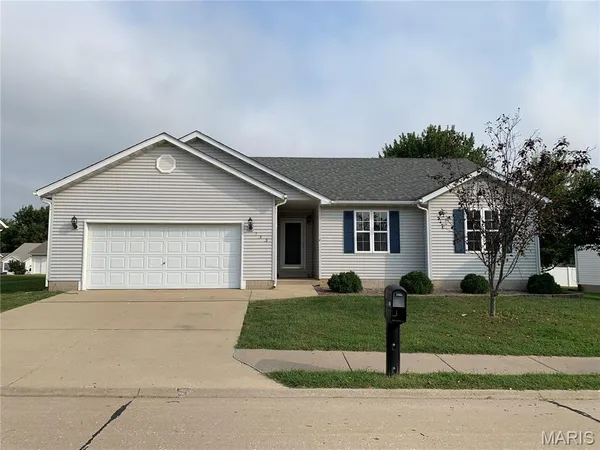 $235,000 | 133 East Harrisonville Drive, Valmeyer, IL 62295