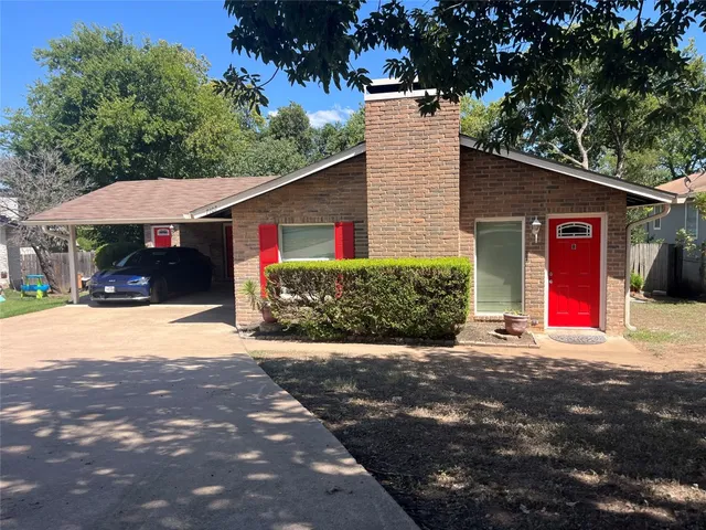 a view of a house with backyard and tree