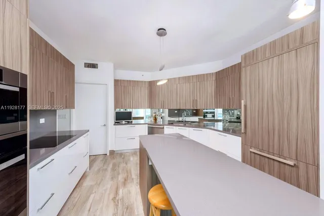 $13,000 | 300 South Pointe Drive, Unit 1701, Miami Beach, FL 33139