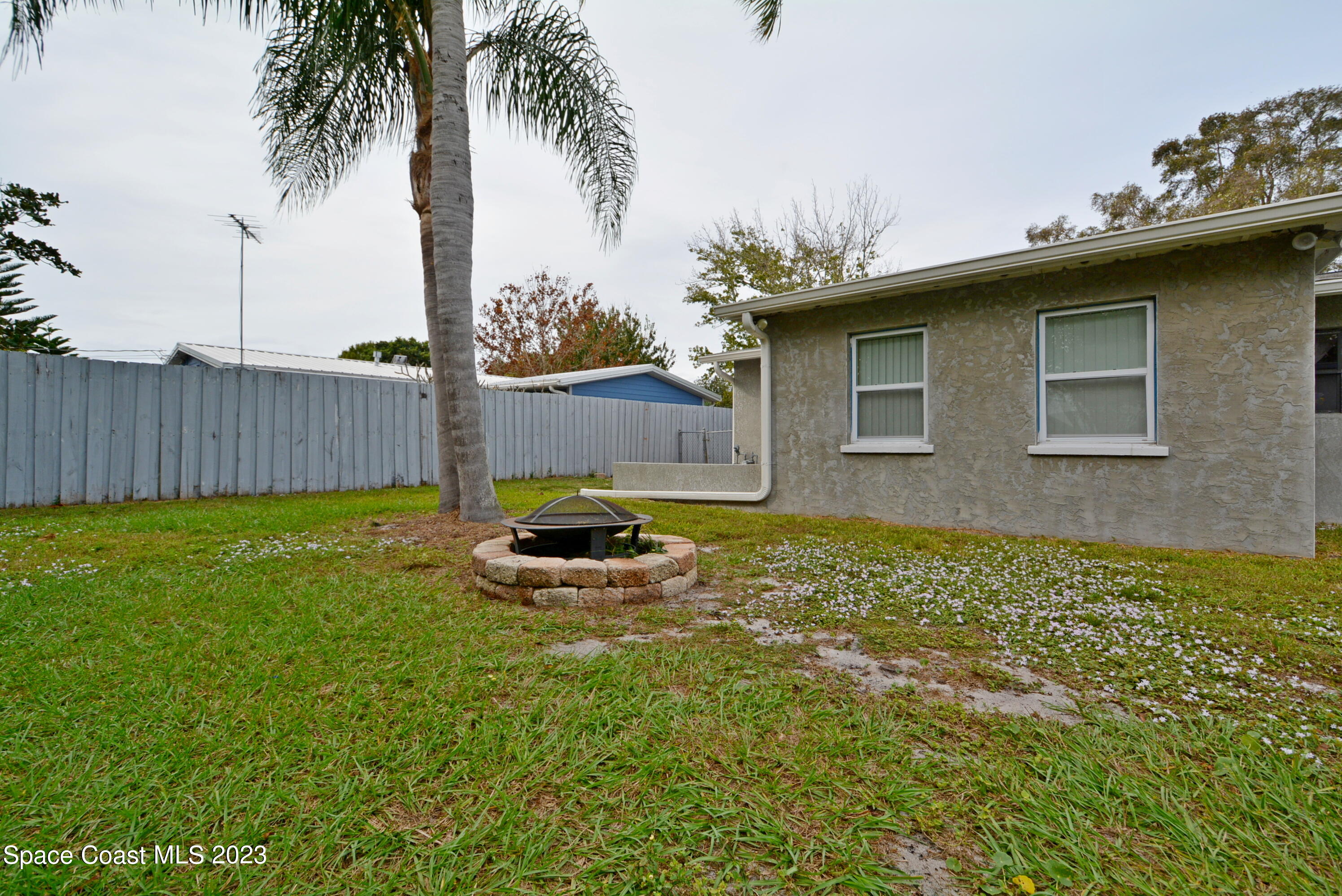 2579 Coventry Road Melbourne, FL 32935 - Photo 31 of 36 a backyard of a house with table and chairs